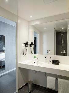 奥尔堡Zleep Hotel Aalborg的一间带水槽和镜子的浴室