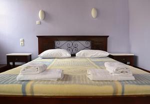迈伊斯蒂Karnayo的一间卧室配有一张床,上面有两条毛巾
