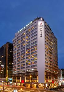 台北台北凯撒大饭店的一座高大的建筑,在建筑的一侧写字