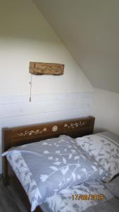 GrywałdDomek na Przylasku的一张带木制床头板的床