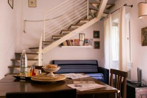 比萨萨塞蒂中继住宿加早餐旅馆的一间带桌子和楼梯的用餐室