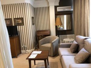 柯米拉斯坎姆皮奥码头酒店的客厅配有沙发和桌子