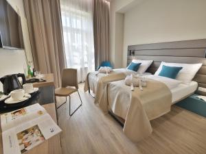 布拉格EA Hotel New Town的酒店客房配有两张床和一张书桌