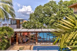 涛岛Sairee Hut Resort Koh Tao的一个带游泳池和景观甲板的度假村