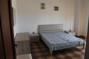 帕拉比塔Appartamento vacanza Salento的一间小卧室,配有一张床和一张桌子