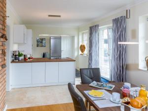 奥斯特巴德里克Exclusive holiday home in Rerik with sauna的厨房以及带桌椅的用餐室。