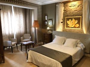 柯米拉斯坎姆皮奥码头酒店的配有一张床和一把椅子的酒店客房