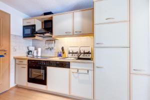 洛丁Haus Berlin Krabbengalerie的厨房配有白色家电和白色冰箱