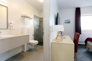 Hellisholar埃亚菲亚德拉库尔酒店的白色的浴室设有水槽和卫生间。