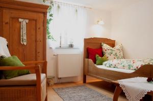 GudensbergGästehaus Minkel的卧室配有床、椅子和窗户。