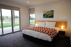 Relbia雷尔比亚酒店的一间卧室设有一张大床和滑动玻璃门