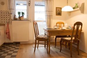 GudensbergGästehaus Minkel的厨房配有木桌和椅子