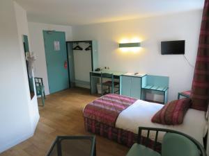 维尼森斯勒博特涅勒赫莱德瓦桑酒店 的配有一张床和一张书桌的酒店客房
