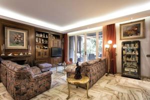 卡里拉Villa Paquita的客厅配有两张沙发和一台电视