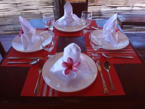 锡基霍尔Winyanz Tambayan Tourist Inn的一张桌子,上面有花,上面有白色的板子