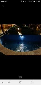 莱西纳Villa Medi的一张游泳池的照片,里面灯