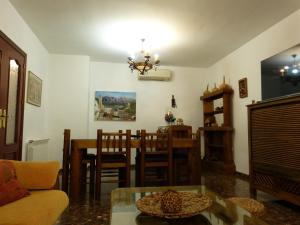 卡索拉Casa La Antigua Almazara的一间带桌子的客厅和一间餐厅