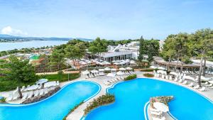 希贝尼克Amadria Park Family Hotel Jakov的享有度假村游泳池的空中景致