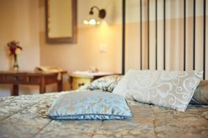 皮恩扎帕拉齐德尔帕帕农庄酒店的床上有枕头,上面有枕头