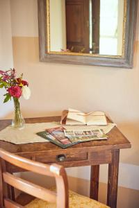 皮恩扎帕拉齐德尔帕帕农庄酒店的一张桌子,上面有一本书和花瓶