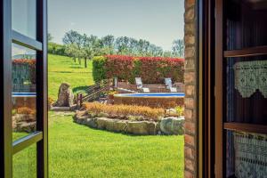 皮恩扎帕拉齐德尔帕帕农庄酒店的从房子的窗户可欣赏到花园景色