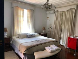 彼得罗波利斯Pousada Vila Brasil的一间卧室设有一张大床和一个窗户。