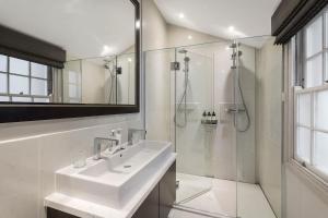 伦敦Spectacular Knightsbridge House Harrods 1 minute的白色的浴室设有水槽和淋浴。