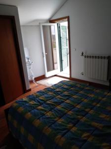 孔迪镇Casa da Estivada, 313的一间卧室配有一张带彩色毯子的床