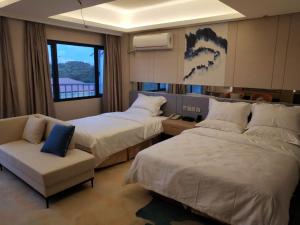麦克坦皇家一号度假村 Tourist Garden Hotel的酒店客房,设有两张床和一张沙发