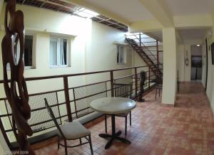 圣多明各发现者酒店的走廊设有桌椅和楼梯