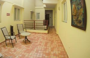 圣多明各发现者酒店的一间房间,配有两把椅子和一张桌子