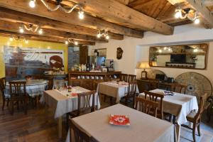 奥斯塔Vecchio Mulino Guest House的一间在房间内配有桌椅的餐厅