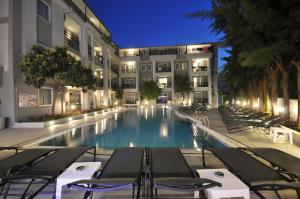 马尔马里斯Club Sema Suite Hotel的一座带椅子的游泳池以及一座建筑