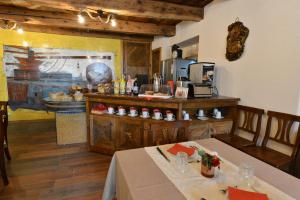 奥斯塔Vecchio Mulino Guest House的一间厨房,内设桌子和柜台