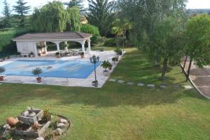 佩拉布若瓦El Campillo的后院游泳池的顶部景色