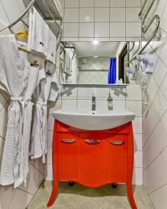 鄂木斯克朱可夫宾馆的一间带红色橱柜和水槽的浴室
