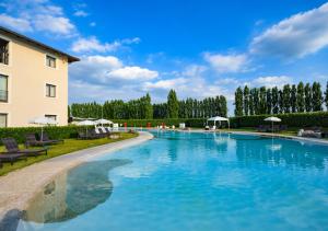 TH Lazise - Hotel Parchi Del Garda内部或周边的泳池