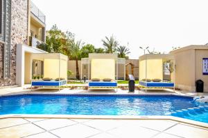 赫尔格达Serenity Home Hurghada的大楼前的游泳池