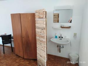 ArzoIl torchio antico的浴室设有木墙,毗邻水槽