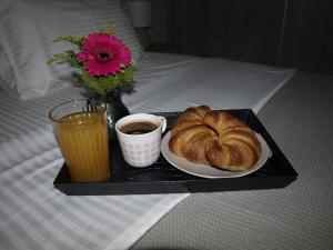 雅典Anna's Relaxing Dreamhouse的盘子,盘子上放一盘面包和一杯咖啡
