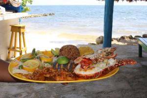 Tintipan IslandHotel Puntanorte的海滩上的一盘海鲜食品