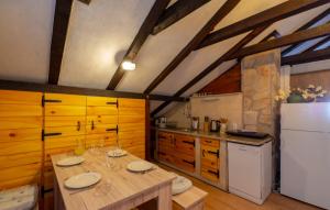 奥瑞比克Apartments Villa ViDa Orebić的厨房配有木桌和白色冰箱。