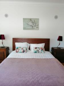 CarquejaD´YELLOW HOUSE - Beach and Countryside的一间卧室配有一张带两个枕头的床