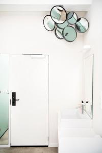 米德尔堡Hotel Bruno的一间带水槽和镜子的浴室