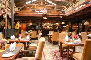 纳纽基康格尼露营地的一间带木桌椅的餐厅和一间酒吧