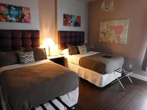 塞尼卡福尔斯古尔德酒店的酒店客房,设有两张床和一盏灯