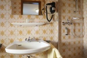 柯尼希斯湖畔舍瑙卡伦雷腾素食生态旅馆的一间带水槽和淋浴的浴室