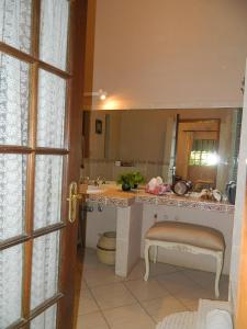 Corona科罗纳旅客农家乐的一间带水槽和镜子的浴室