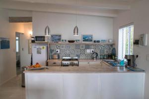 科梅奇Palm Villa Cottage的厨房配有柜台和冰箱。