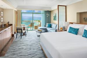 拿骚The Reef at Atlantis的酒店客房设有一张大床和一间客厅。